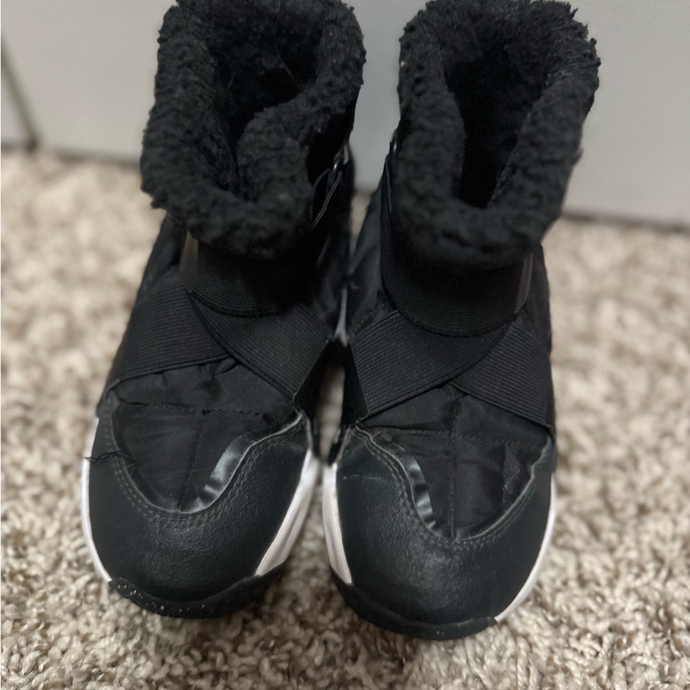 NIKE GIRL Black Shearling-Lined Sneakers